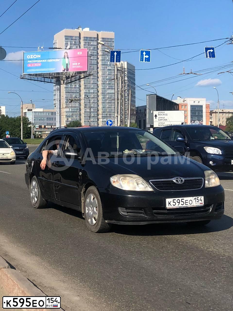 Фото автомобиля TOYOTA COROLLA, 2005 — госномер К595ЕО154. Цвет: ЧЕРНЫЙ