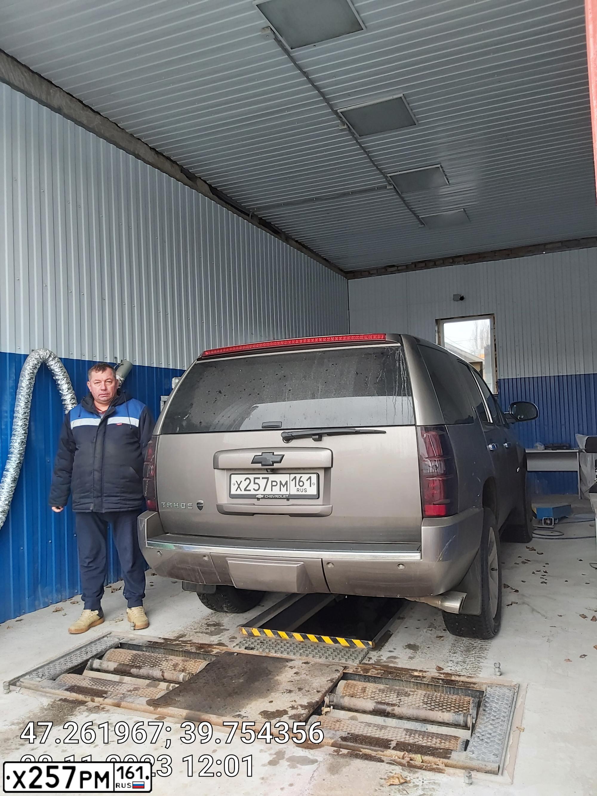 Фото автомобиля CHEVROLET TAHOE, 2012 — госномер Х257РМ161. Цвет: Коричневый