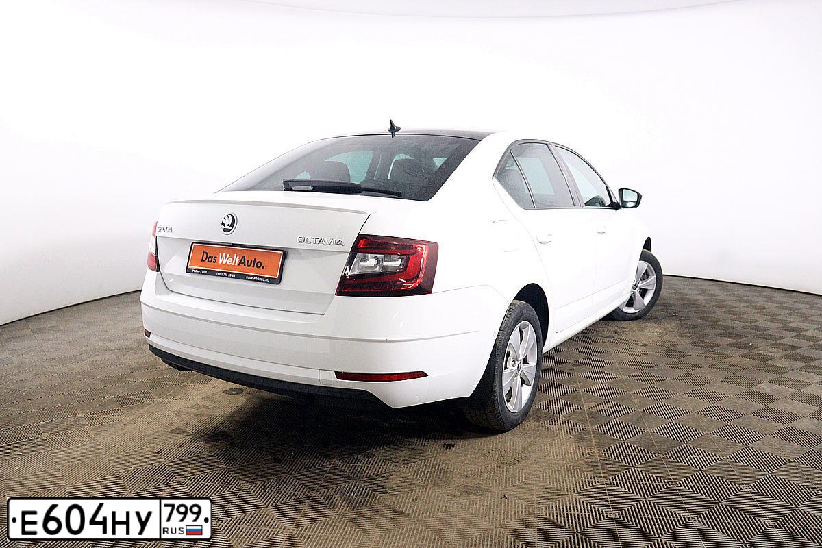 Фото автомобиля SKODA OCTAVIA, 2019 — госномер Е604НУ799. Цвет: Белый