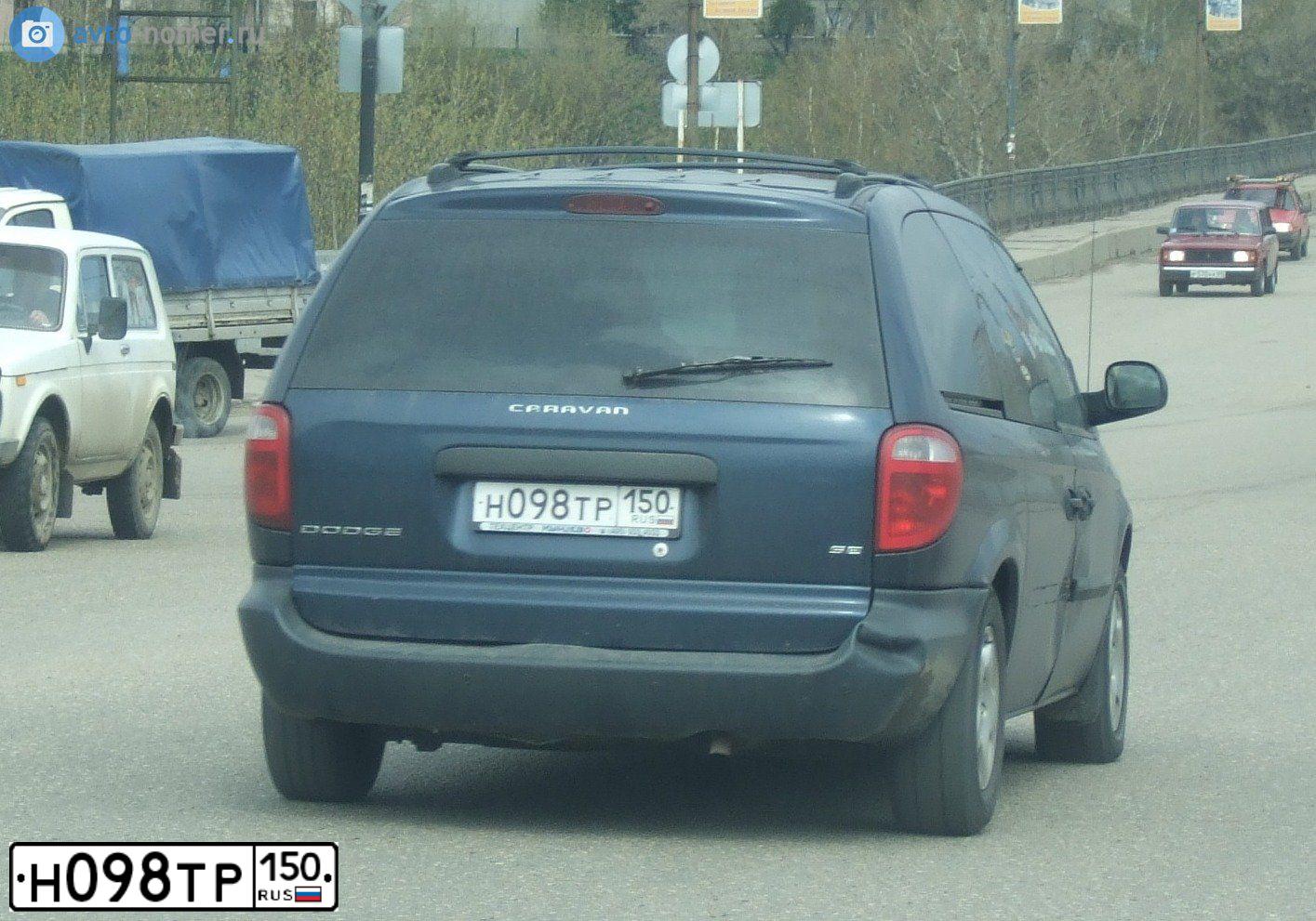 Фото автомобиля DODGE /GRAND/ CARAVAN, 2002 — госномер Н098ТР150. Цвет: СИНИЙ