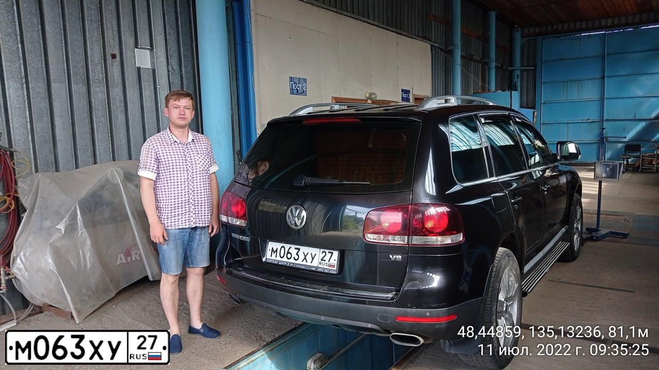 Фото автомобиля VOLKSWAGEN TOUAREG, 2005 — госномер М063ХУ27. Цвет: ЧЕРНЫЙ
