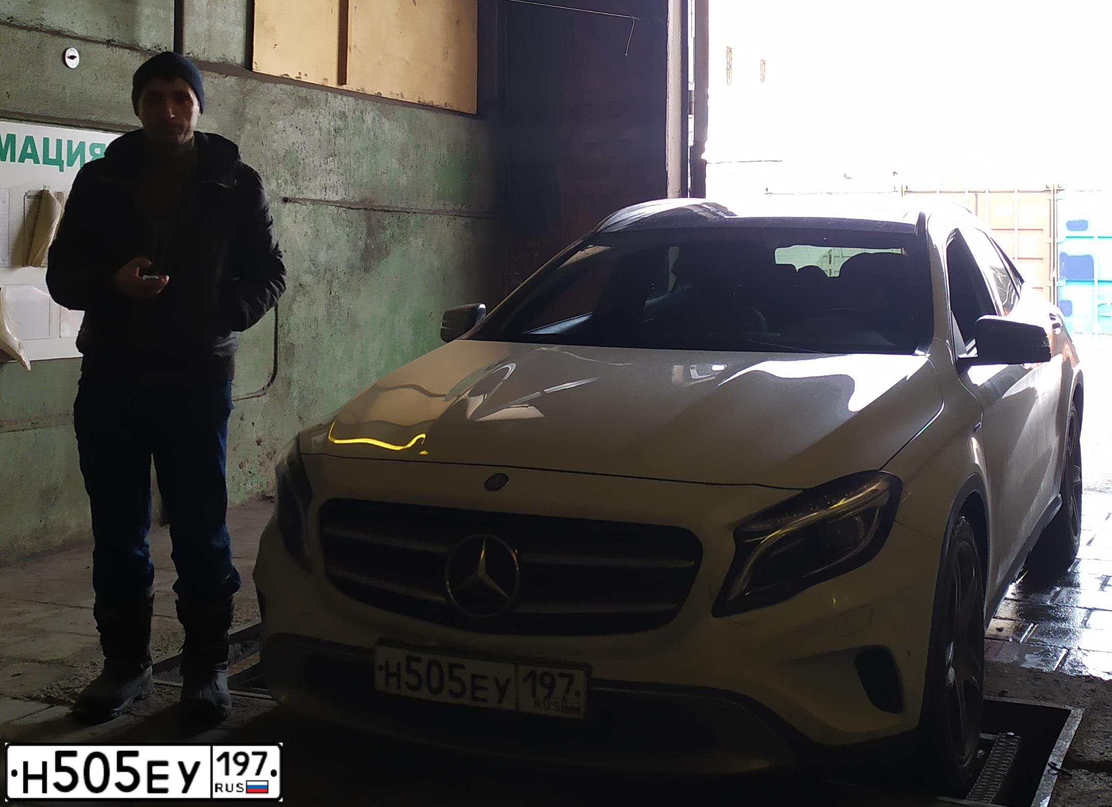 Фото автомобиля MERCEDES GLA-KLASSE, 2014 — госномер У548ЕА774. Цвет: Белый