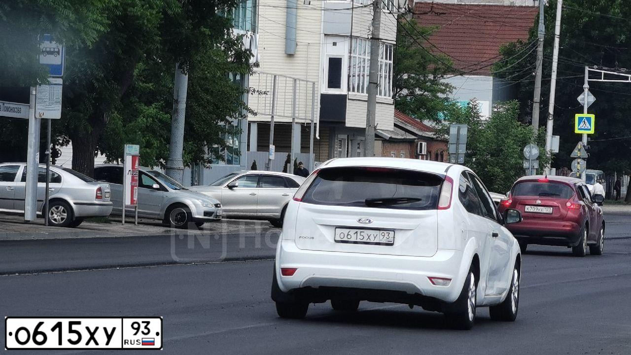 Фото автомобиля FORD FOCUS, 2009 — госномер М166АС53. Цвет: Белый