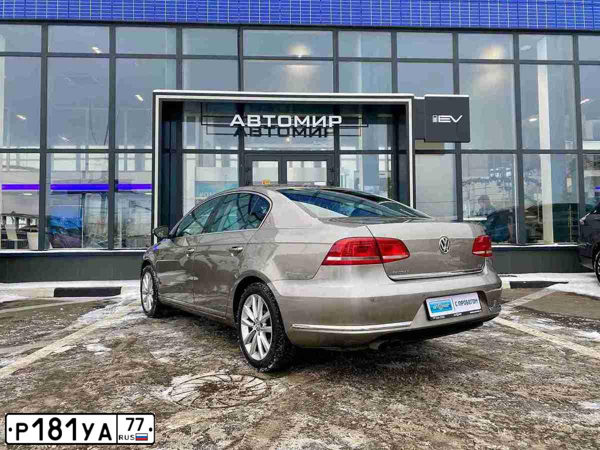 Фото автомобиля VOLKSWAGEN PASSAT, 2012 — госномер Р181УА77. Цвет: БЕЖЕВЫЙ