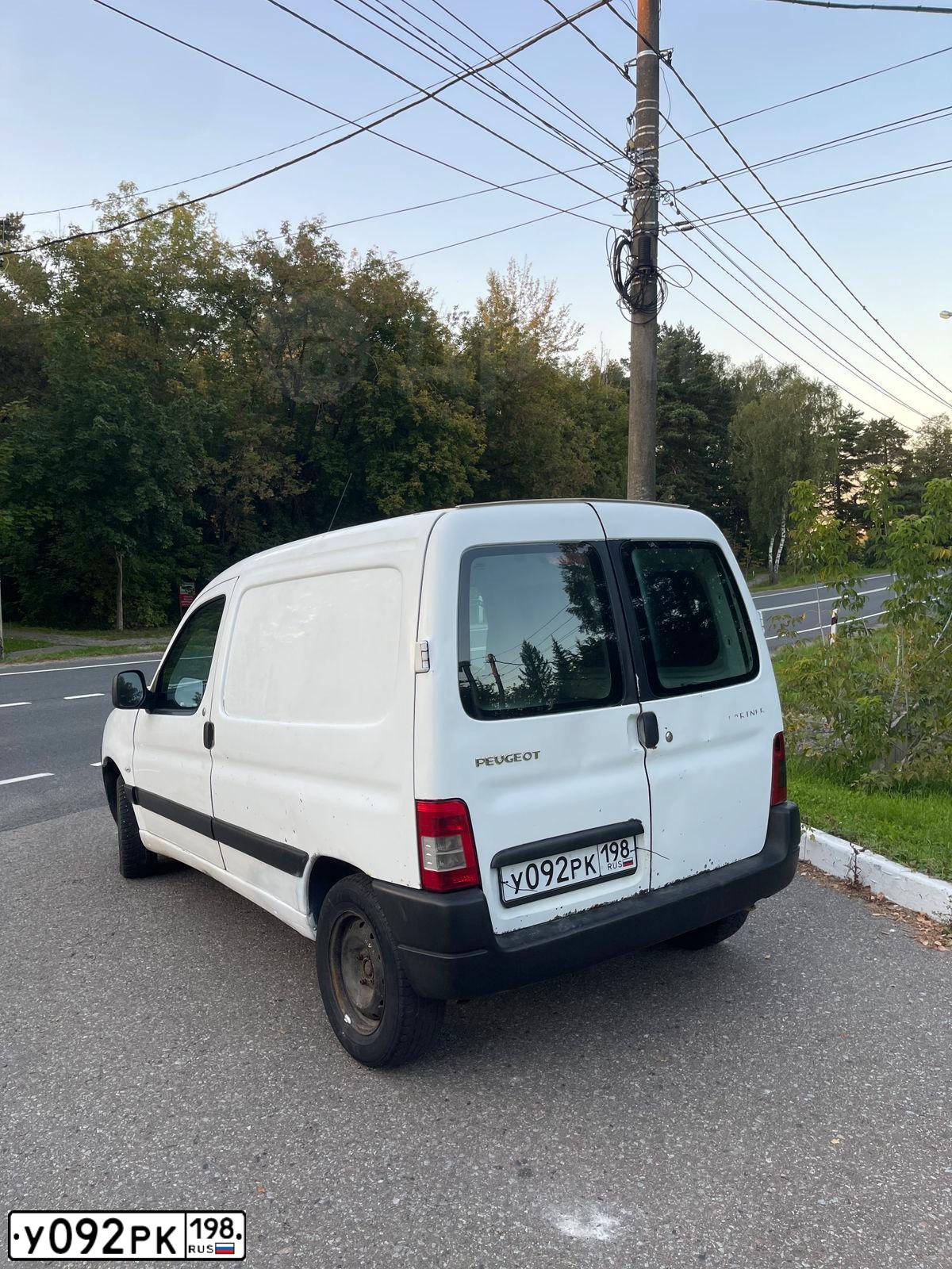 Фото автомобиля PEUGEOT PARTNER, 2006 — госномер У092РК198. Цвет: Белый
