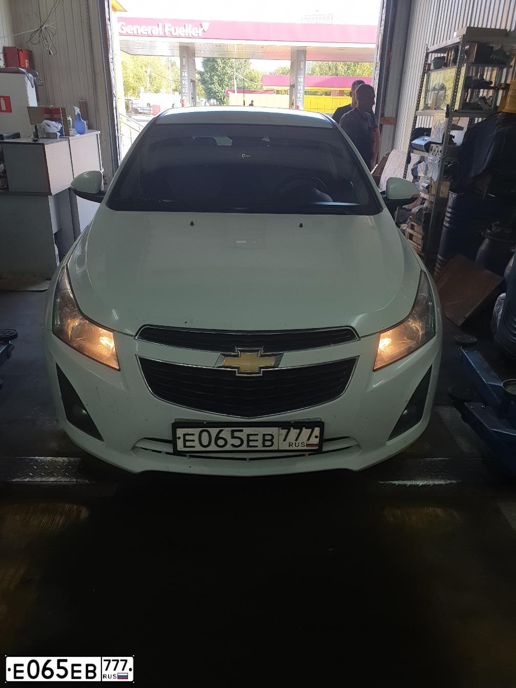 Фото автомобиля CHEVROLET CRUZE, 2014 — госномер Е065ЕВ777. Цвет: БЕЛЫЙ