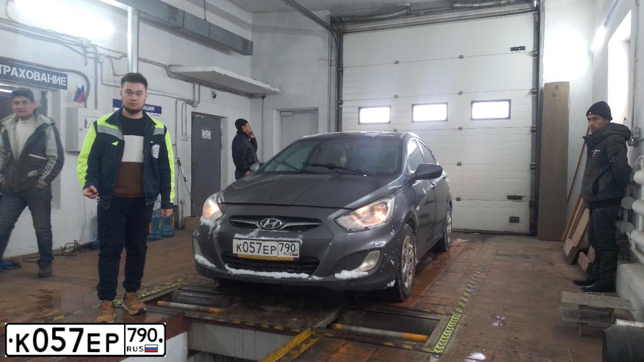 Фото автомобиля HYUNDAI SOLARIS, 2011 — госномер К057ЕР790. Цвет: ЧЕРНО-СЕРЫЙ