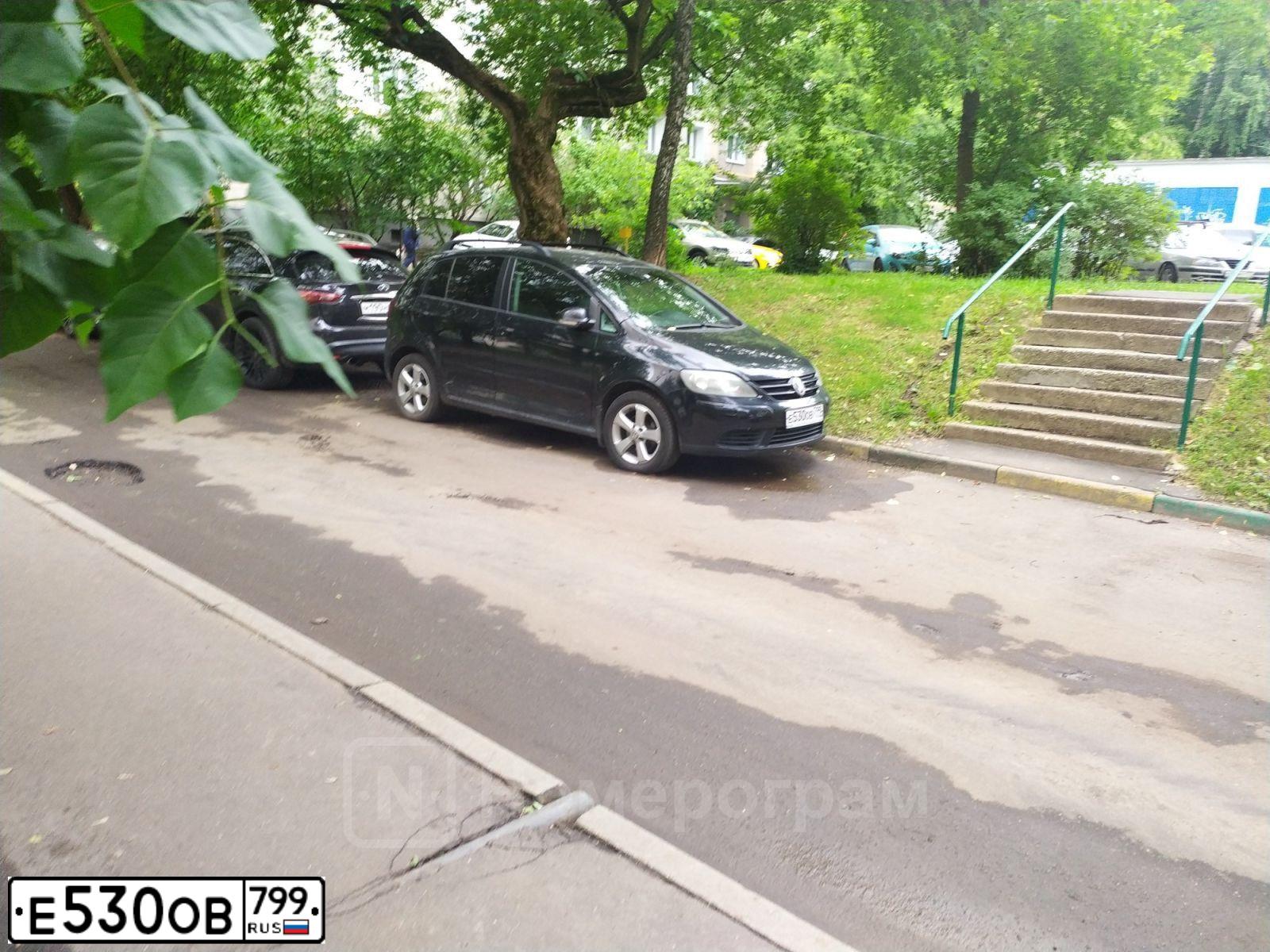 Фото автомобиля VOLKSWAGEN GOLF PLUS, 2008 — госномер Е530ОВ799. Цвет: ЧЕРНЫЙ