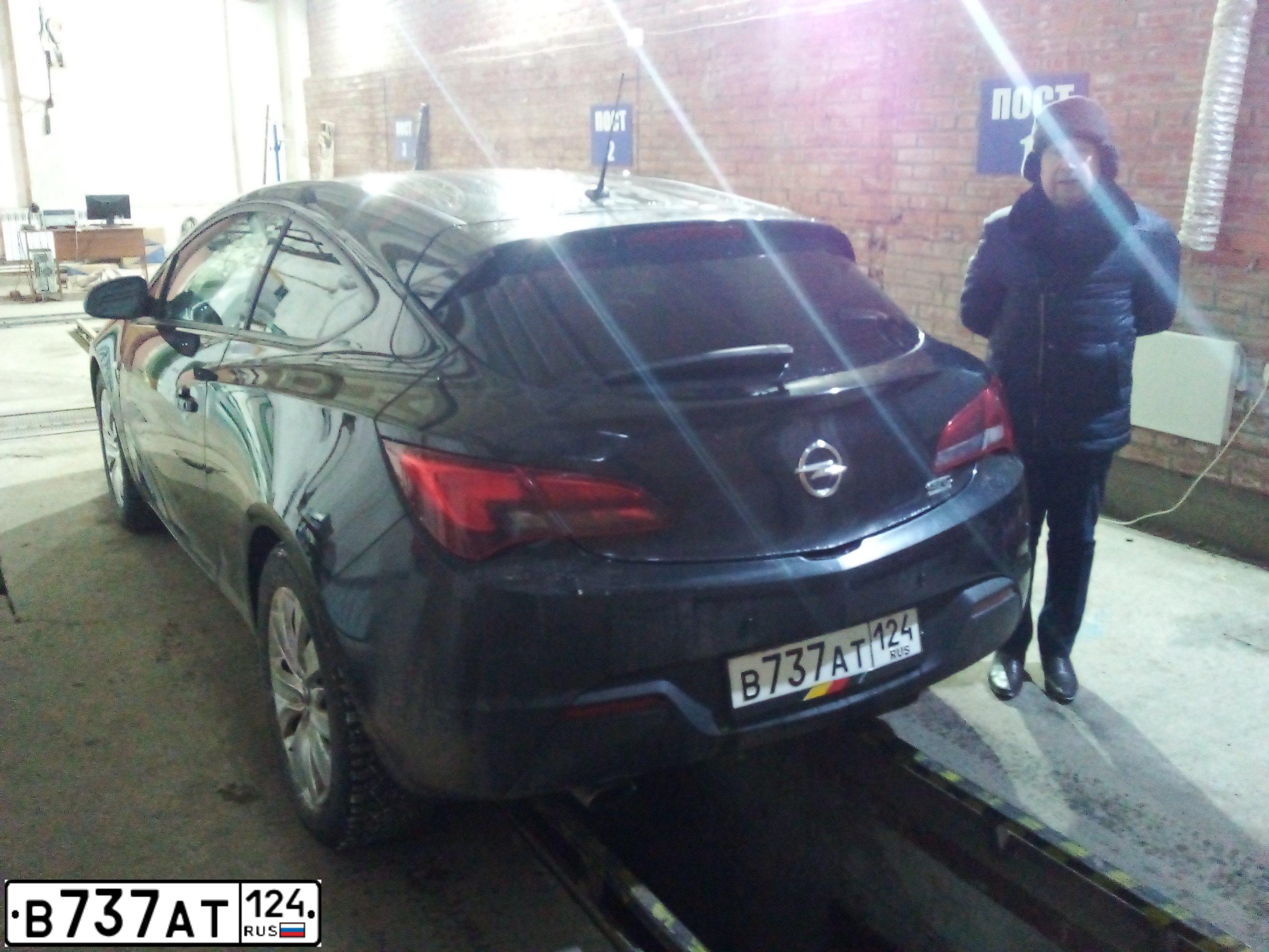 Фото автомобиля OPEL ASTRA, 2012 — госномер В737АТ124. Цвет: ЧЕРНЫЙ