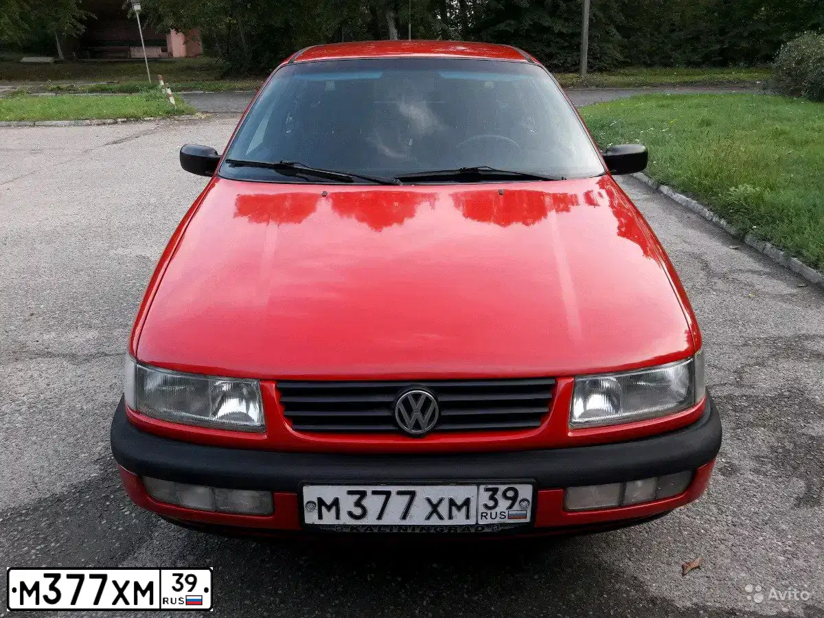 Фото автомобиля VOLKSWAGEN PASSAT, 1995 — госномер М377ХМ39. Цвет: Красный