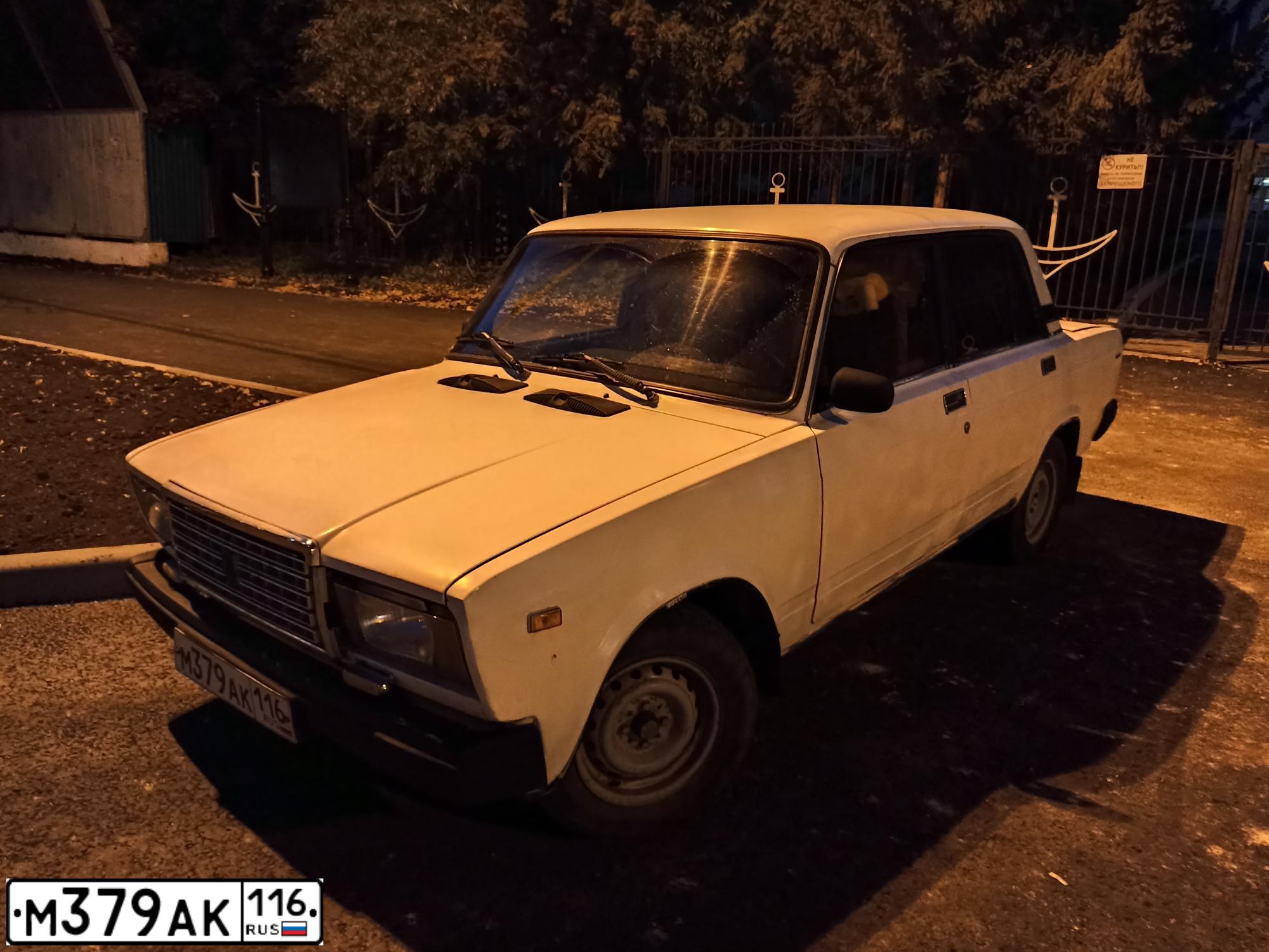 Фото автомобиля LADA 2107, 2002 — госномер М379АК116. Цвет: ЯРКО-БЕЛЫЙ