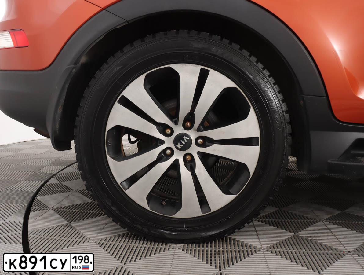 Фото автомобиля KIA SPORTAGE, 2013 — госномер К891СУ198. Цвет: Оранжевый