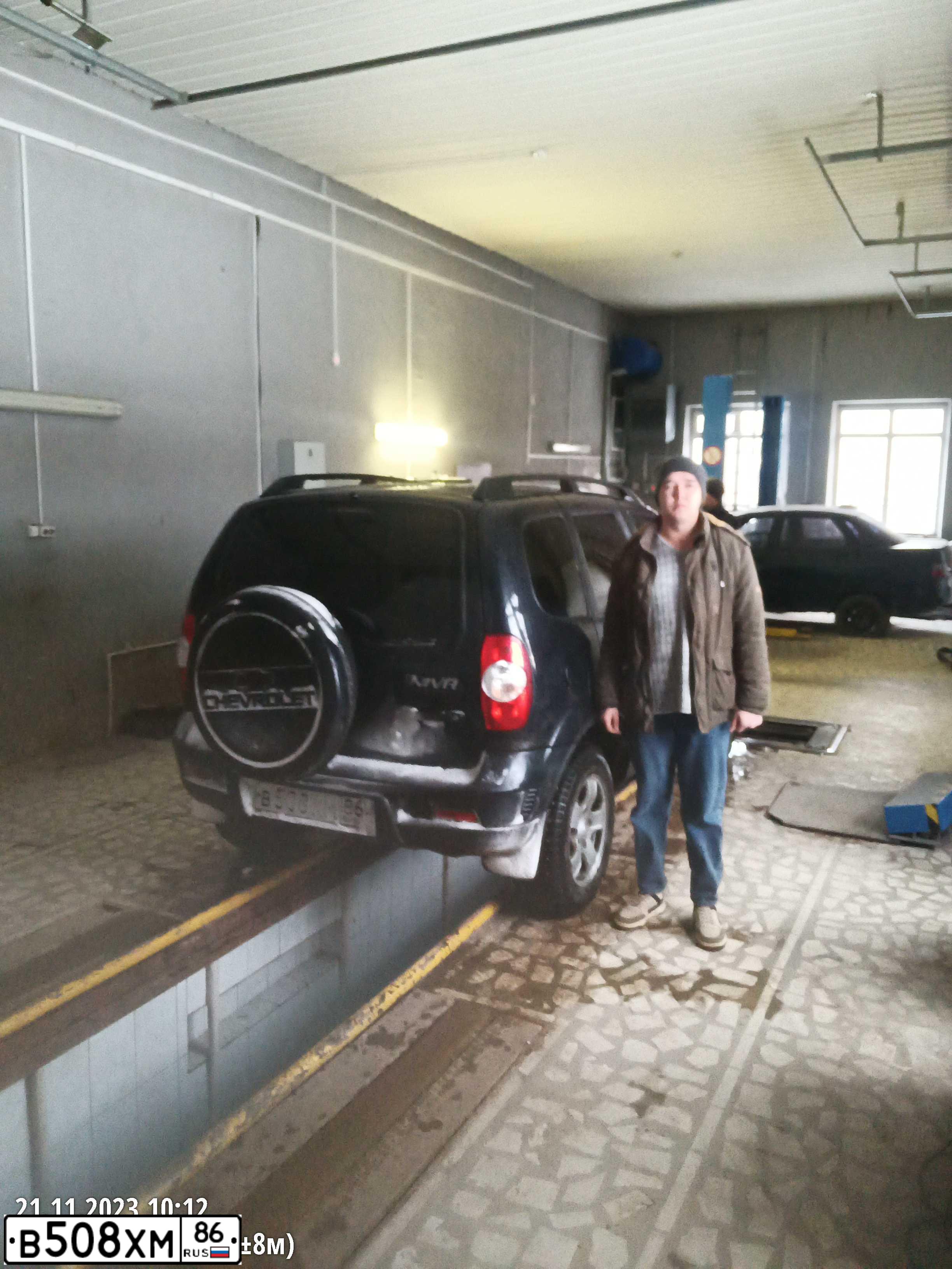Фото автомобиля CHEVROLET NIVA, 2012 — госномер О317УВ159. Цвет: Черно-синий металлик