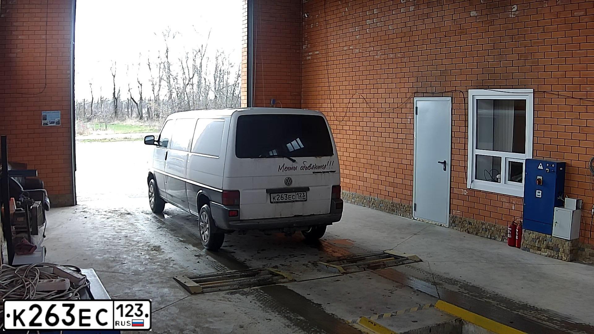 Фото автомобиля VOLKSWAGEN TRANSPORTER, 1999 — госномер М059ММ01. Цвет: Белый