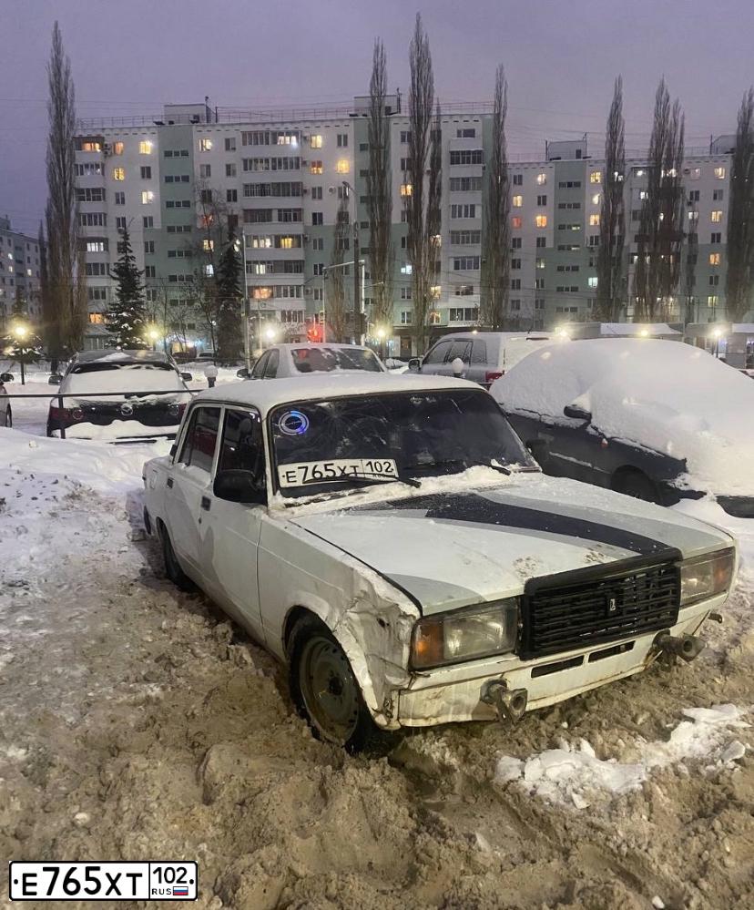 Фото автомобиля LADA 2107, 2005 — госномер Е765ХТ102. Цвет: ЯРКО-БЕЛЫЙ