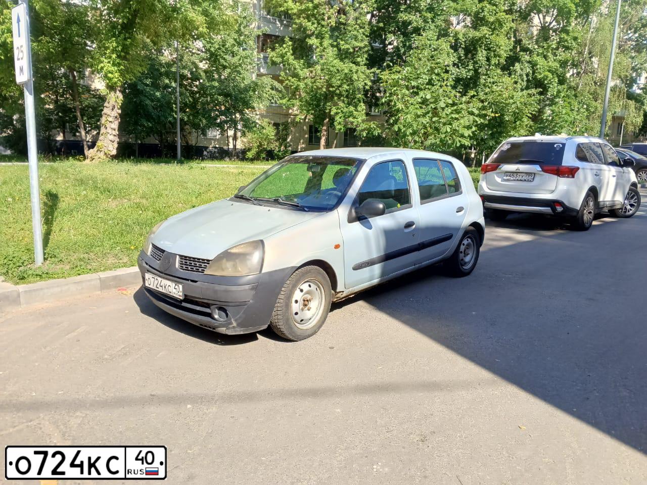 Фото автомобиля RENAULT CLIO, 2002 — госномер О724КС40. Цвет: СВЕТЛО-СЕРО-ГОЛУБОЙ