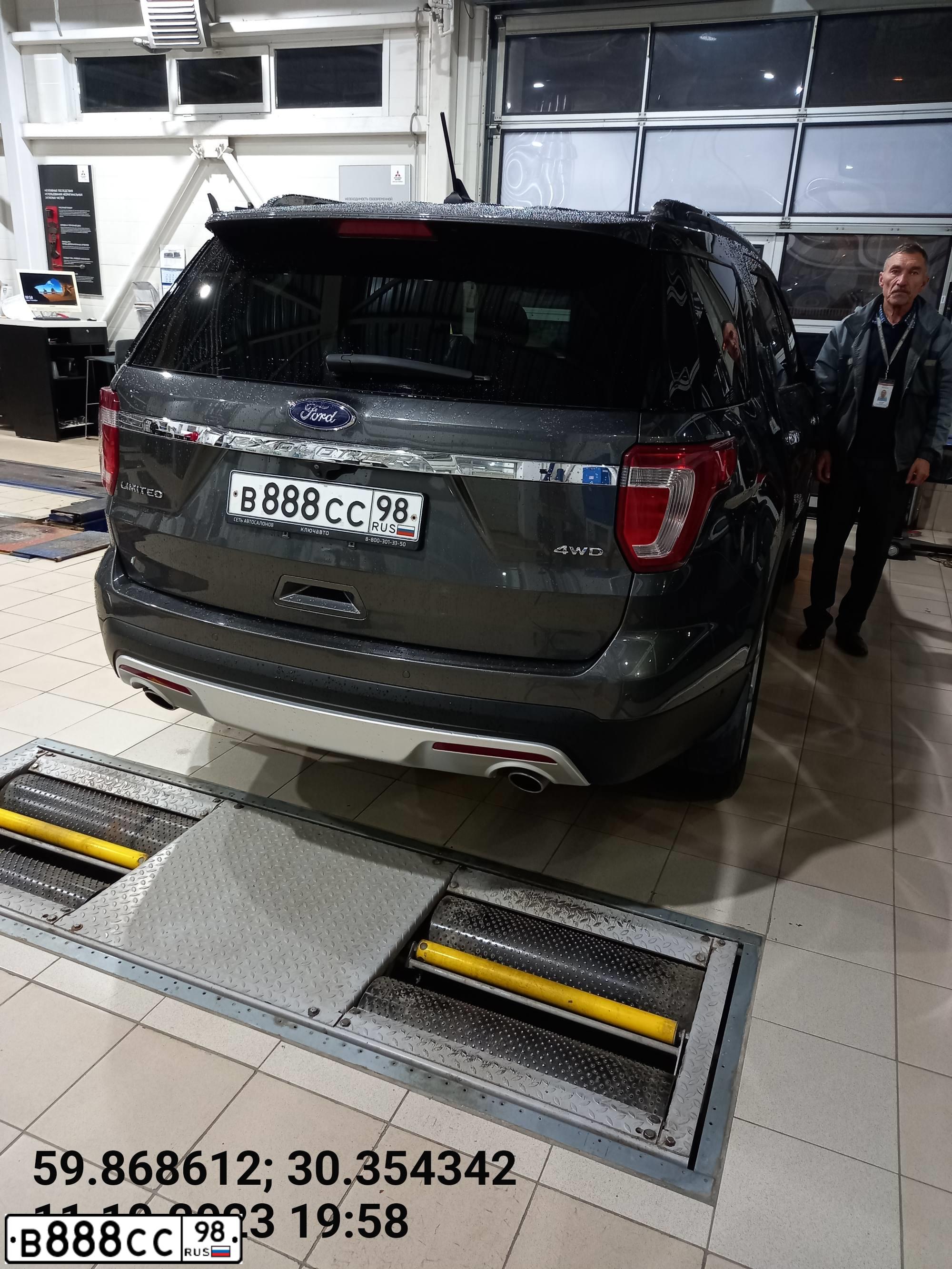 Фото автомобиля FORD EXPLORER, 2017 — госномер В888СС98. Цвет: СЕРЫЙ