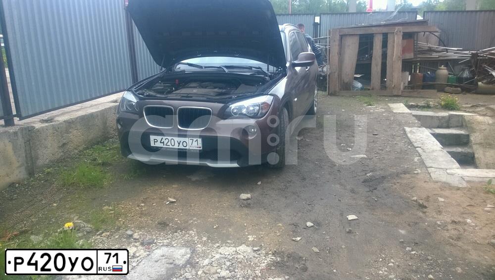 Фото автомобиля BMW X1, 2011 — госномер Р420УО71. Цвет: КОРИЧНЕВЫЙ