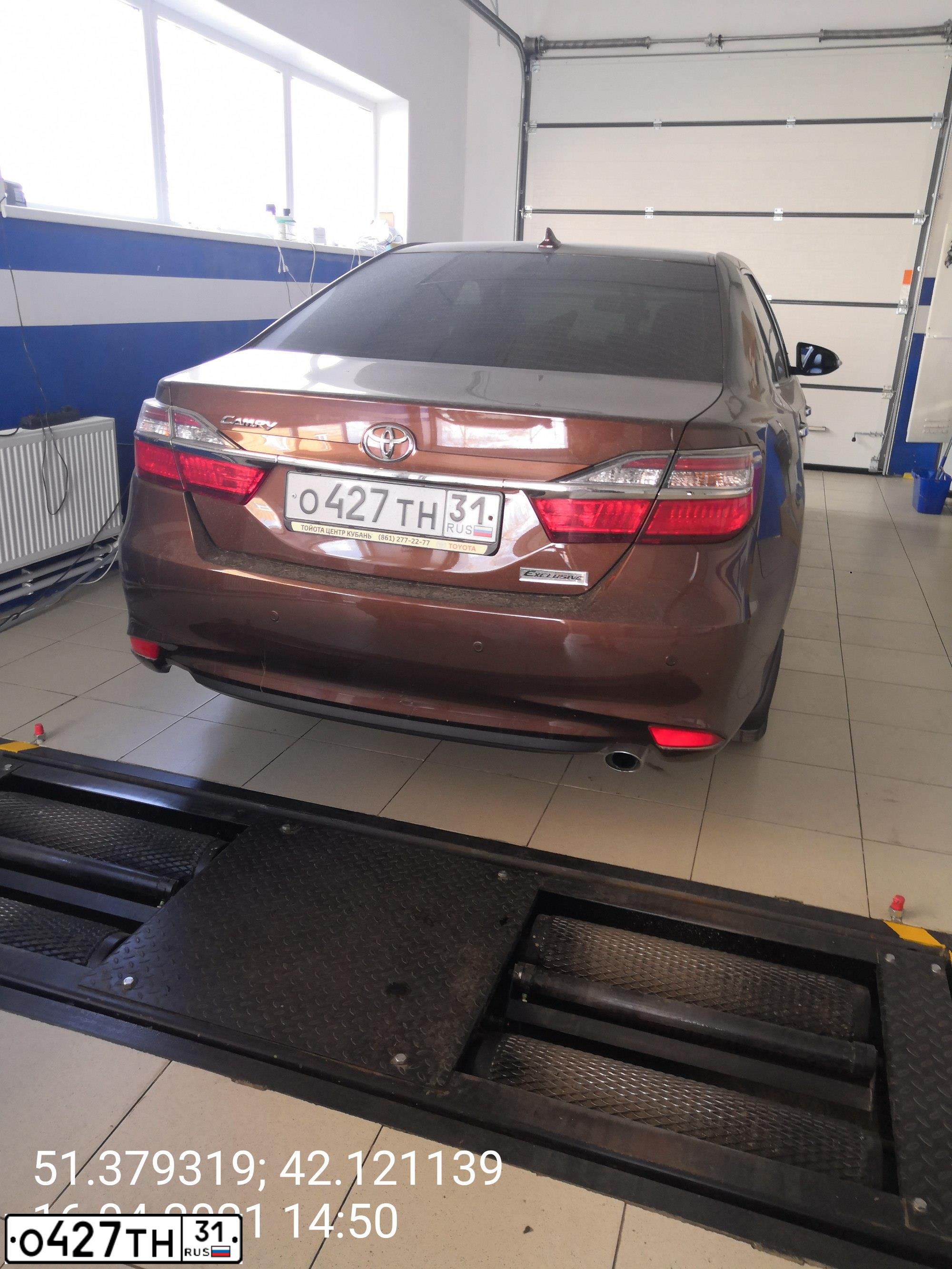 Фото автомобиля TOYOTA CAMRY, 2017 — госномер О427ТН31. Цвет: КОРИЧНЕВЫЙ МЕТАЛЛИК