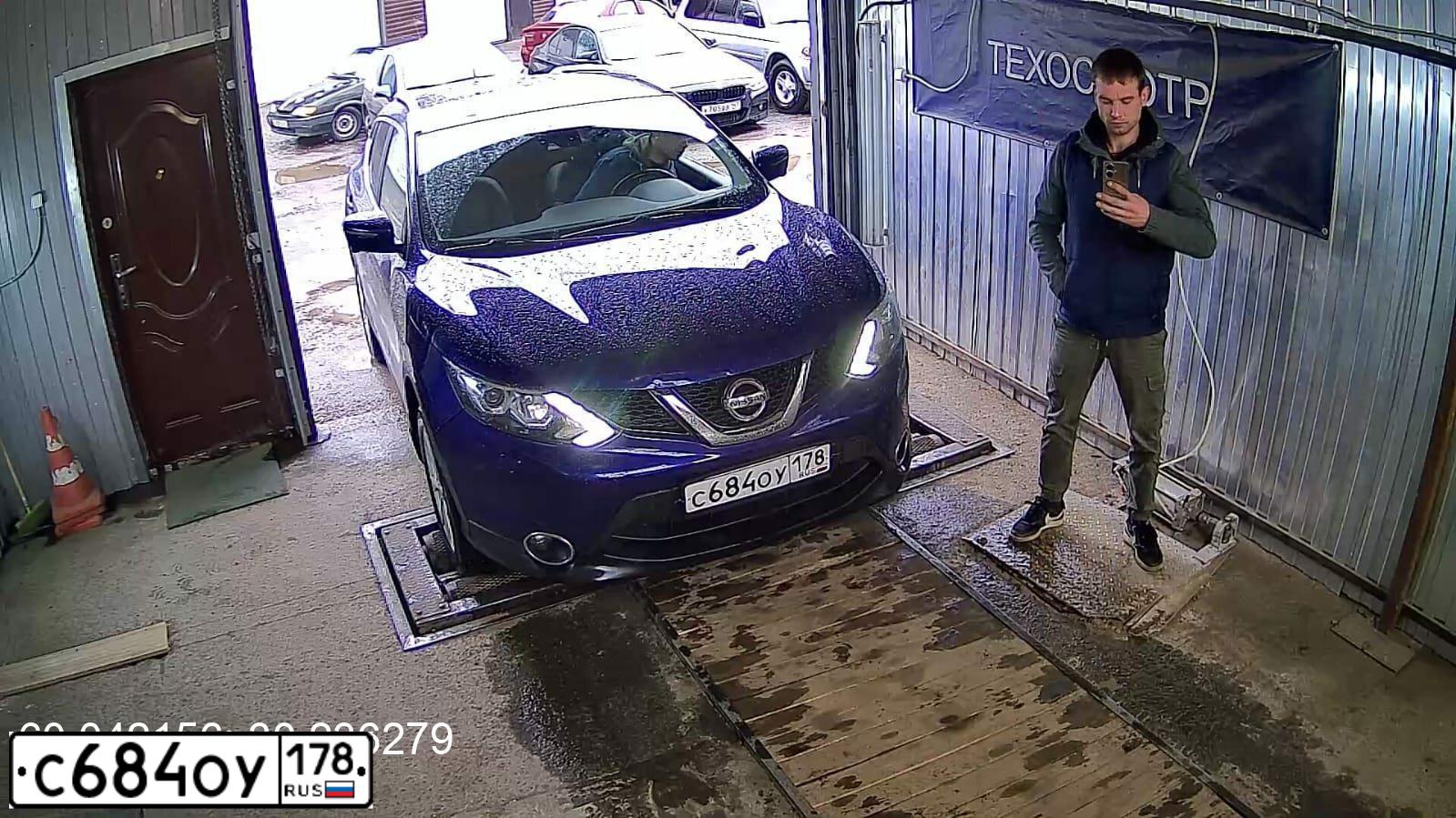 Фото автомобиля NISSAN QASHQAI, 2014 — госномер Е233СВ147. Цвет: Темно-синий