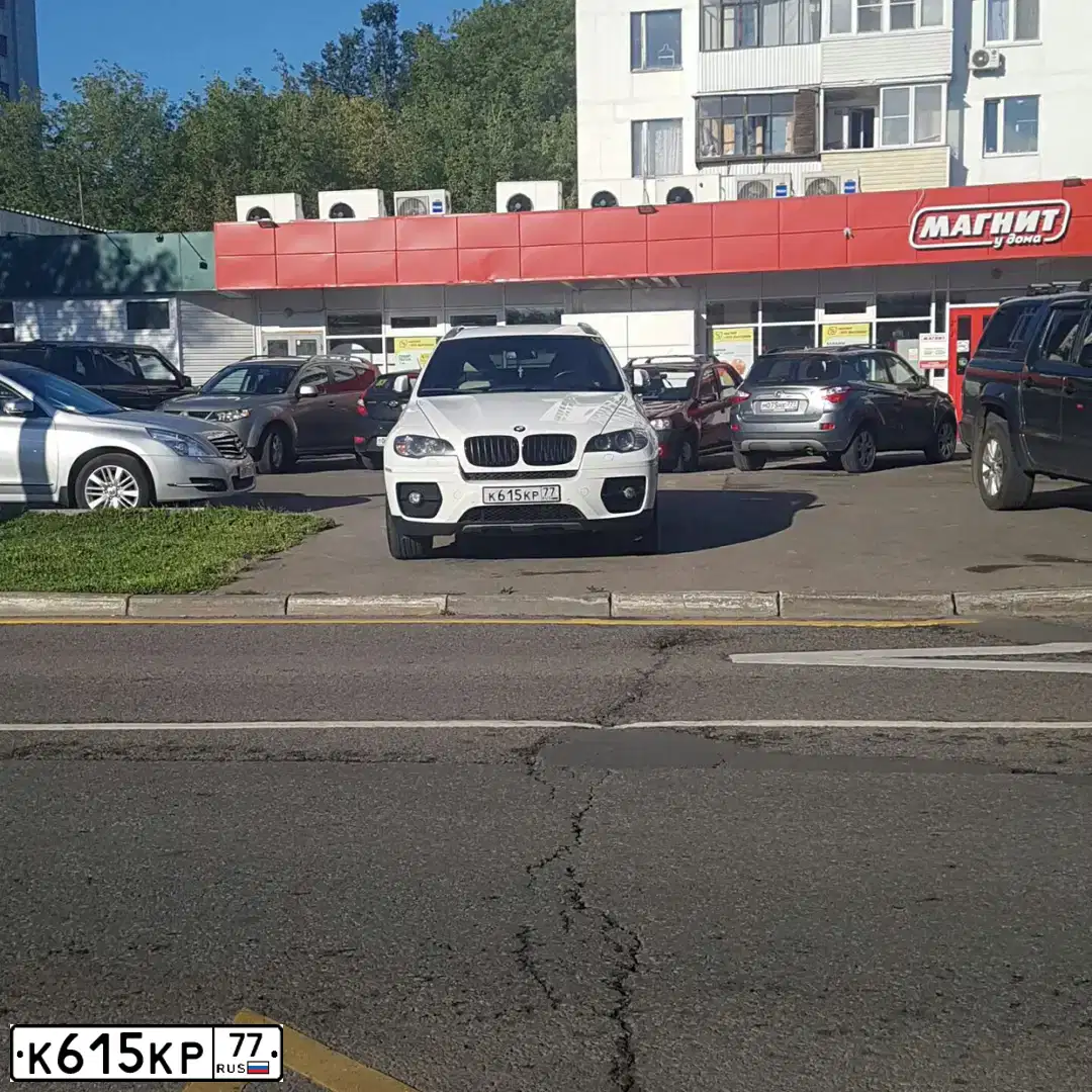 Фото автомобиля BMW X6, 2009 — госномер А001ВС197. Цвет: Белый