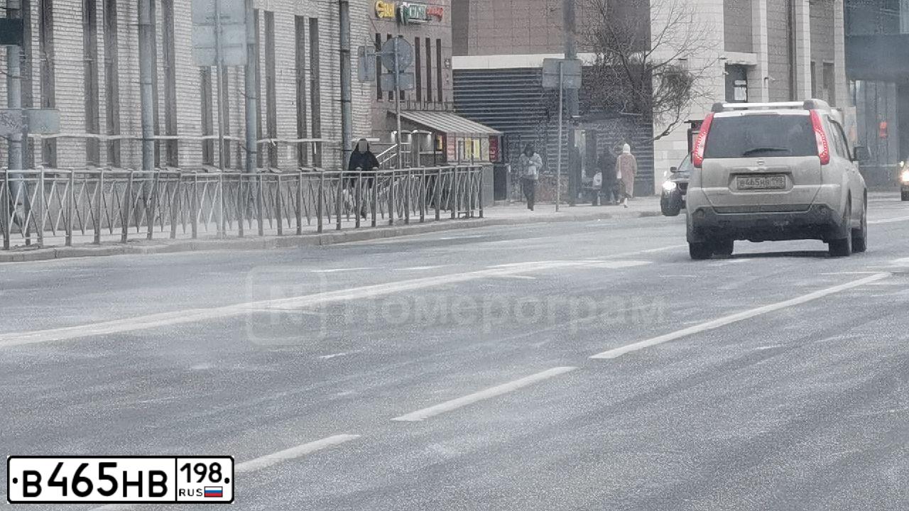 Фото автомобиля NISSAN X-TRAIL, 2013 — госномер В465НВ198. Цвет: СЕРЕБРИСТЫЙ