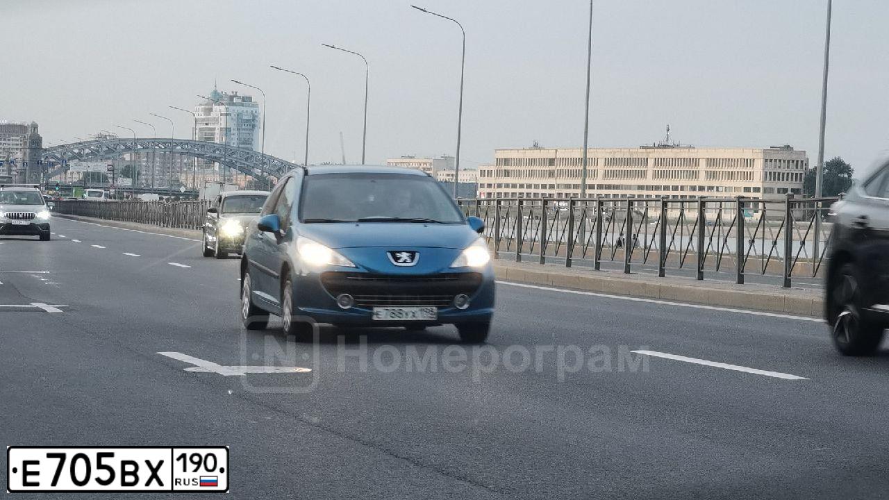 Фото автомобиля NISSAN TIIDA, 2010 — госномер Н866РУ21. Цвет: СИНИЙ ТЕМНЫЙ