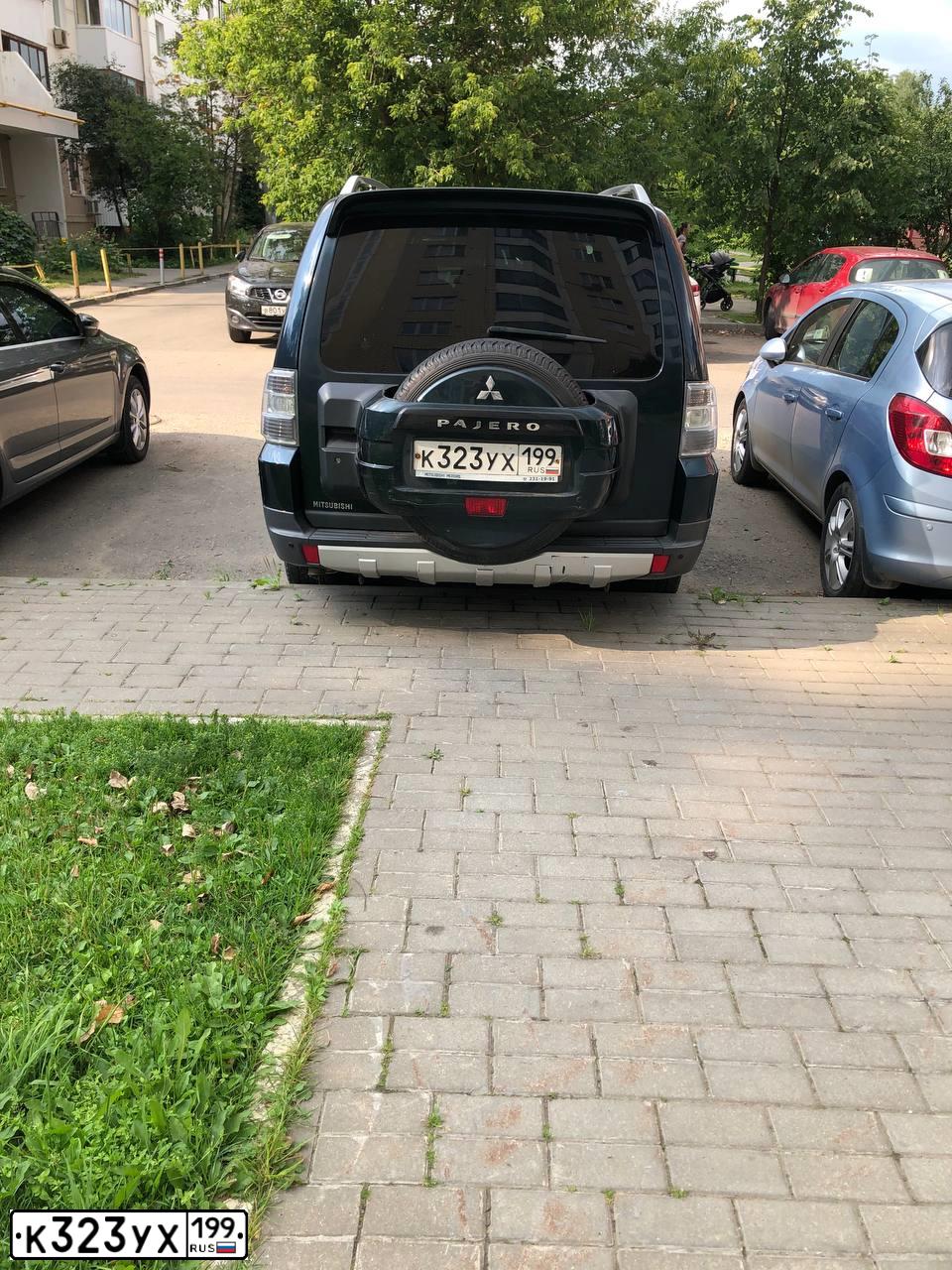 Фото автомобиля MITSUBISHI PAJERO, 2008 — госномер С985АС550. Цвет: ЗЕЛЕНЫЙ