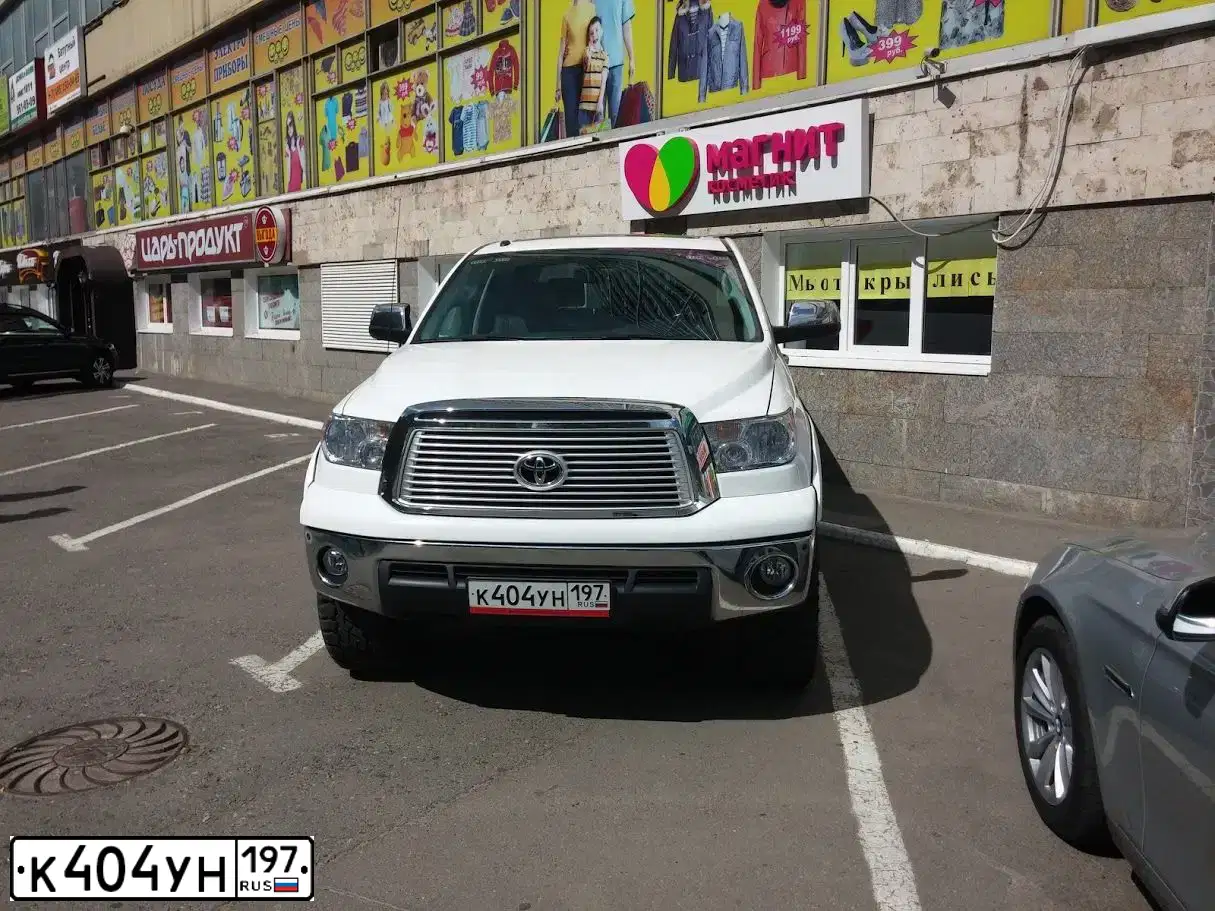 Фото автомобиля TOYOTA TUNDRA, 2012 — госномер Е084ОР124. Цвет: Белый