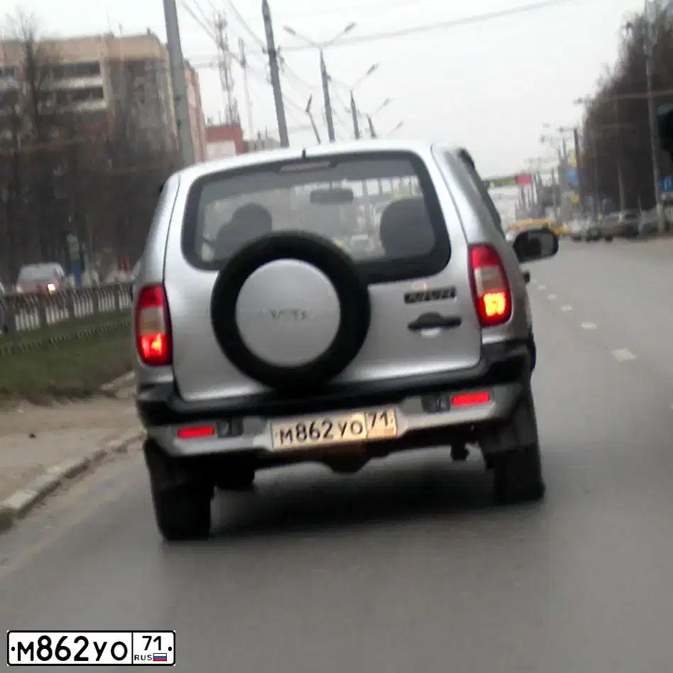 Фото автомобиля CHEVROLET NIVA, 2005 — госномер М862УО71. Цвет: Светло-Серебристый металлик