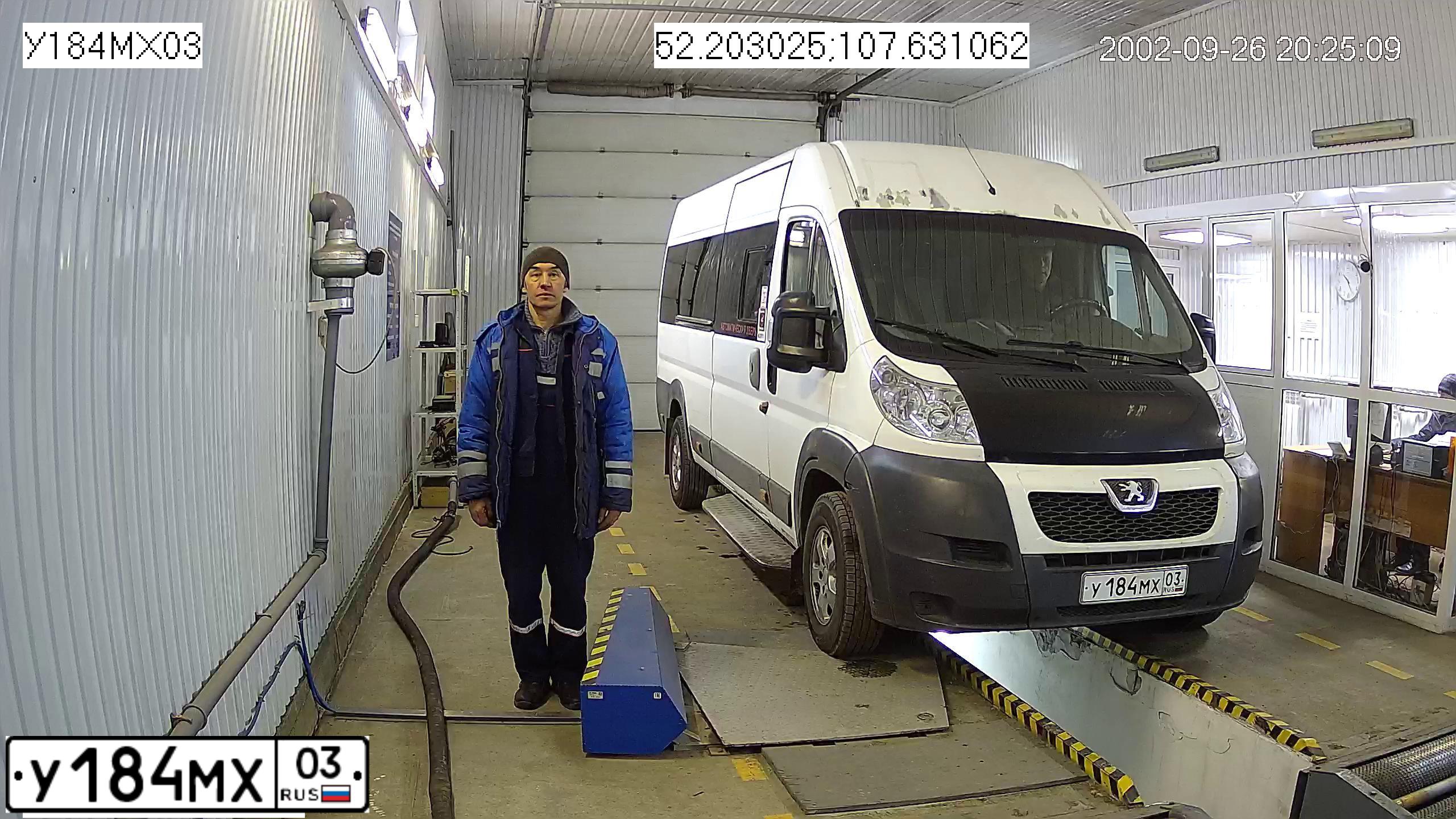 Фото автомобиля PEUGEOT BOXER, 2011 — госномер У184МХ03. Цвет: Белый