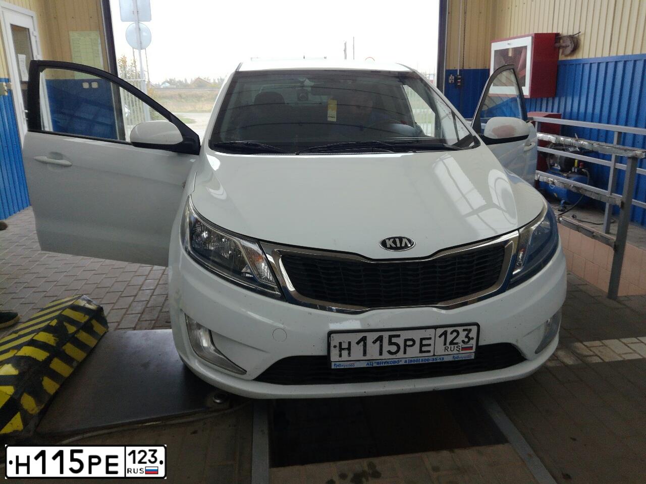 Фото автомобиля KIA RIO, 2014 — госномер Н115РЕ123. Цвет: БЕЛЫЙ