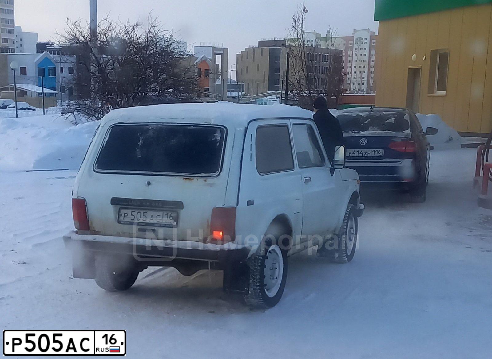 Фото автомобиля LADA 2121 NIVA, 2003 — госномер Р505АС16. Цвет: ЯРКО БЕЛЫЙ