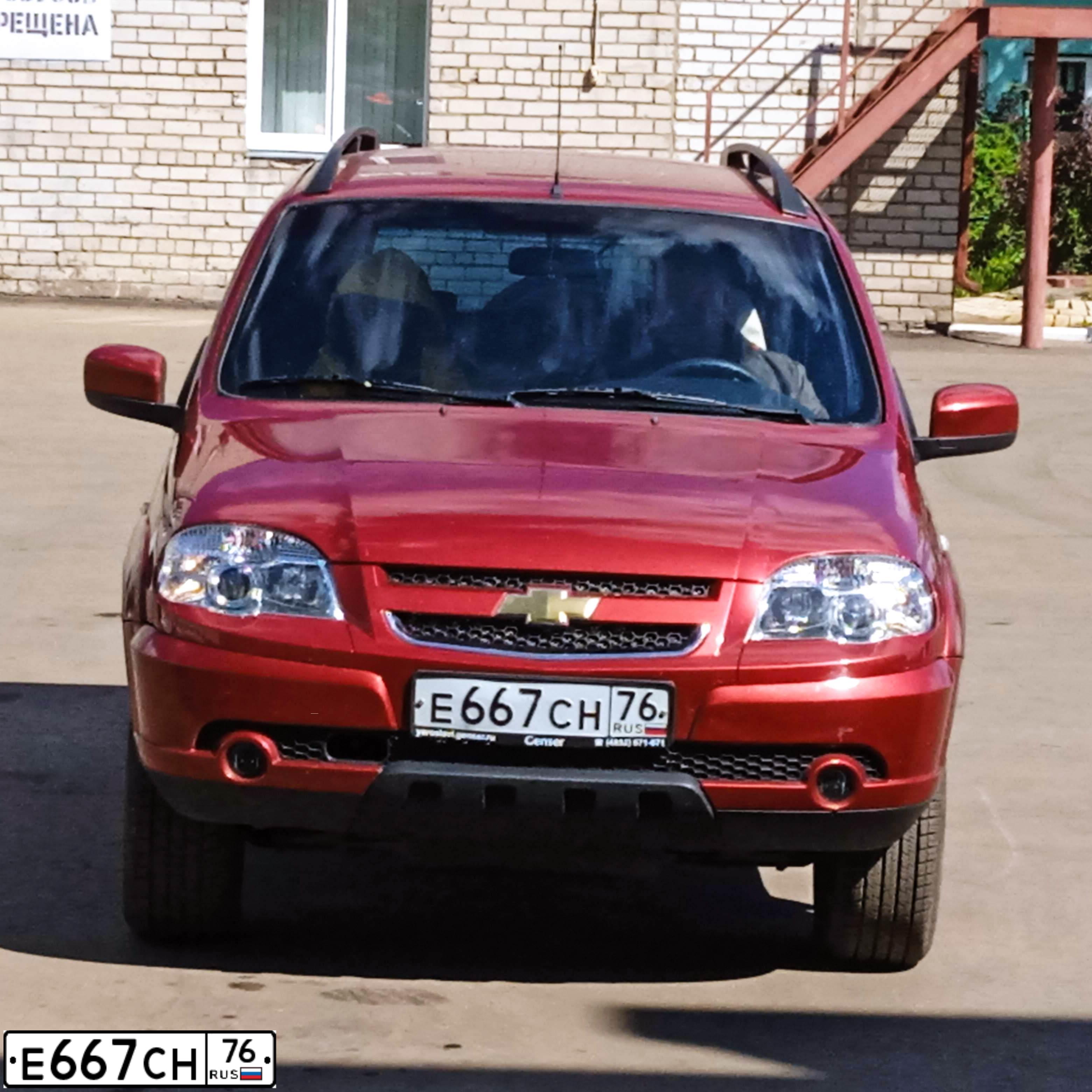 Фото автомобиля CHEVROLET NIVA, 2013 — госномер Е667СН76. Цвет: Красный
