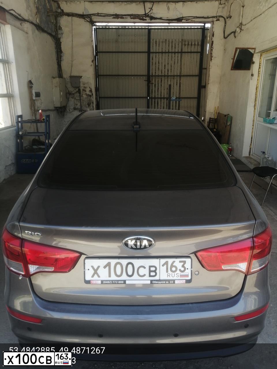Фото автомобиля KIA RIO, 2017 — госномер Х100СВ163. Цвет: ТЕМНО-СЕРЫЙ