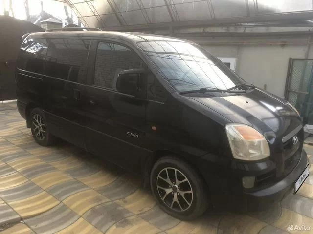 Фото автомобиля HYUNDAI H 1/H 100/STAREX, 2004 — госномер Е635КН126. Цвет: СЕРЫЙ