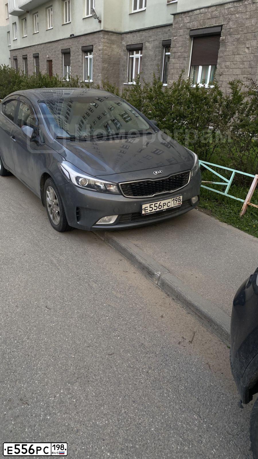 Фото автомобиля KIA CERATO, 2019 — госномер Е556РС198. Цвет: Серый