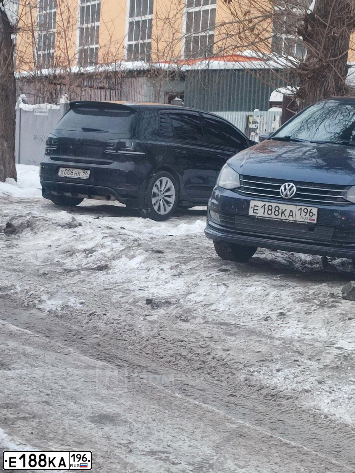 Фото автомобиля VOLKSWAGEN POLO, 2016 — госномер Е188КА196. Цвет: ТЕМНО-СИНИЙ