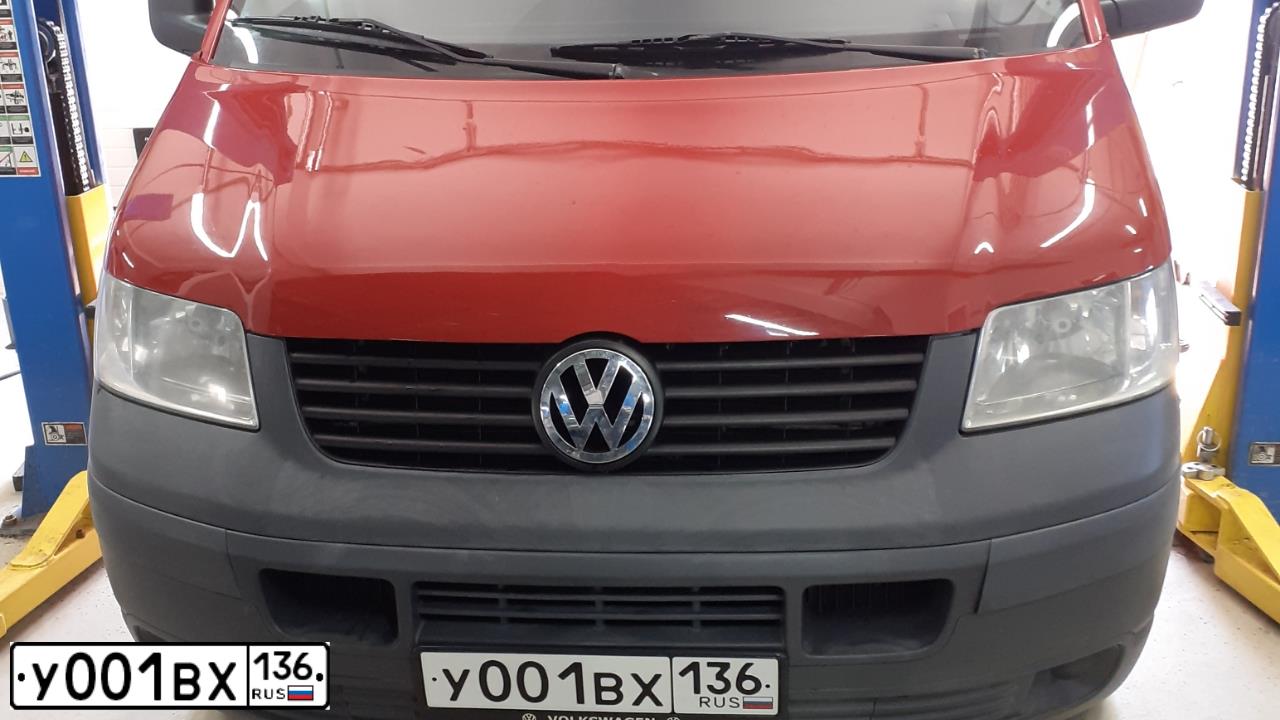 Фото автомобиля VOLKSWAGEN TRANSPORTER, 2008 — госномер У001ВХ136. Цвет: Красный