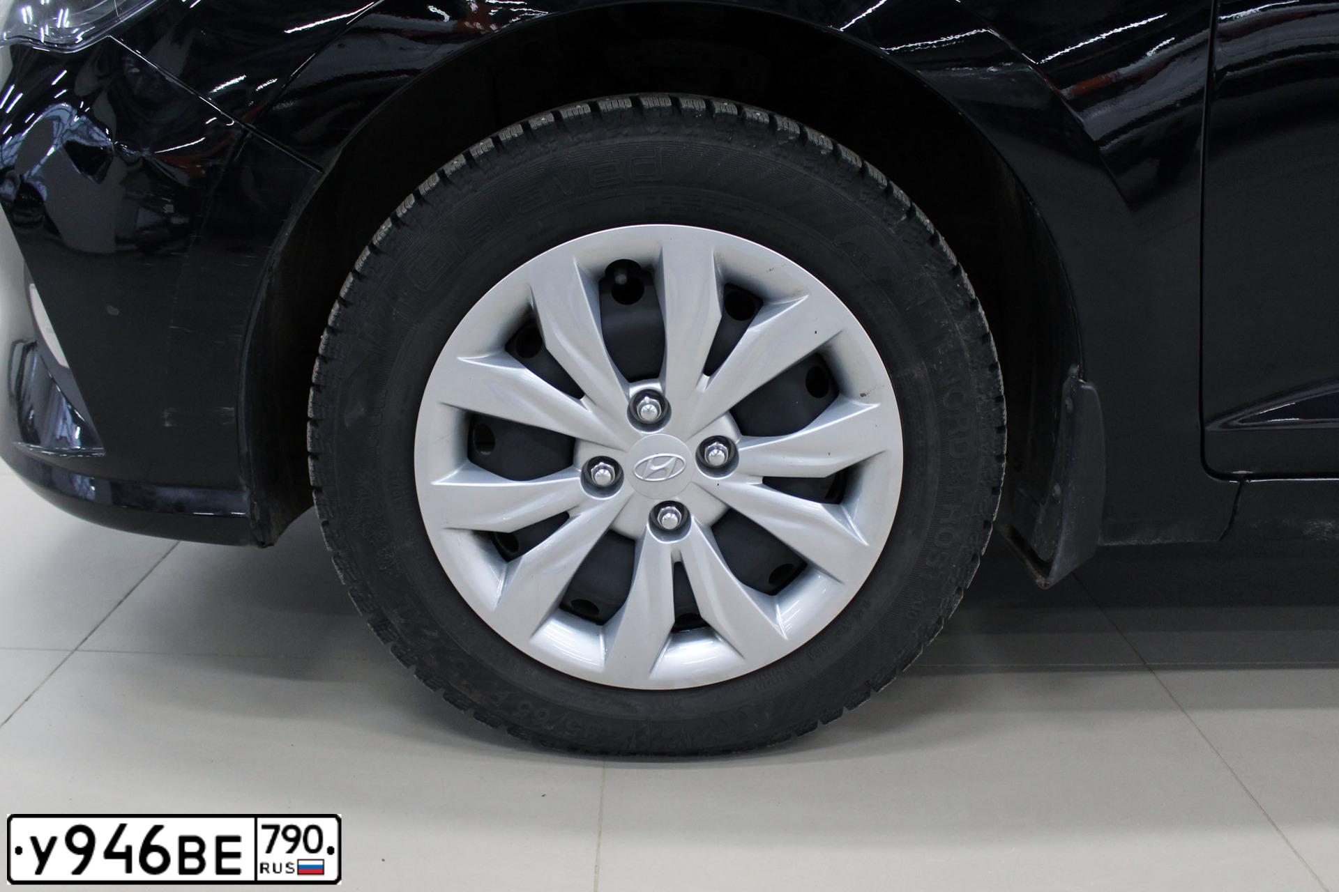 Фото автомобиля HYUNDAI SOLARIS, 2020 — госномер У946ВЕ790. Цвет: ЧЕРНЫЙ