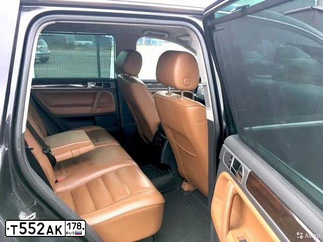 Фото автомобиля VOLKSWAGEN TOUAREG, 2004 — госномер Т552АК178. Цвет: ЧЕРНЫЙ