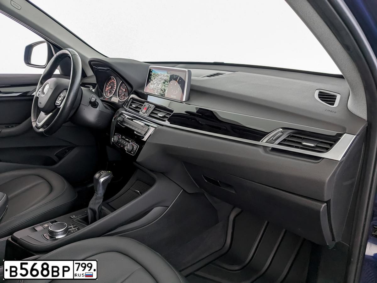 Фото автомобиля BMW X1, 2018 — госномер В568ВР799. Цвет: СИНИЙ