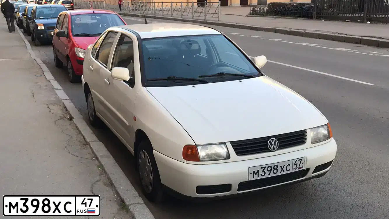 Фото автомобиля VOLKSWAGEN POLO, 1997 — госномер Р425РУ60. Цвет: Белый