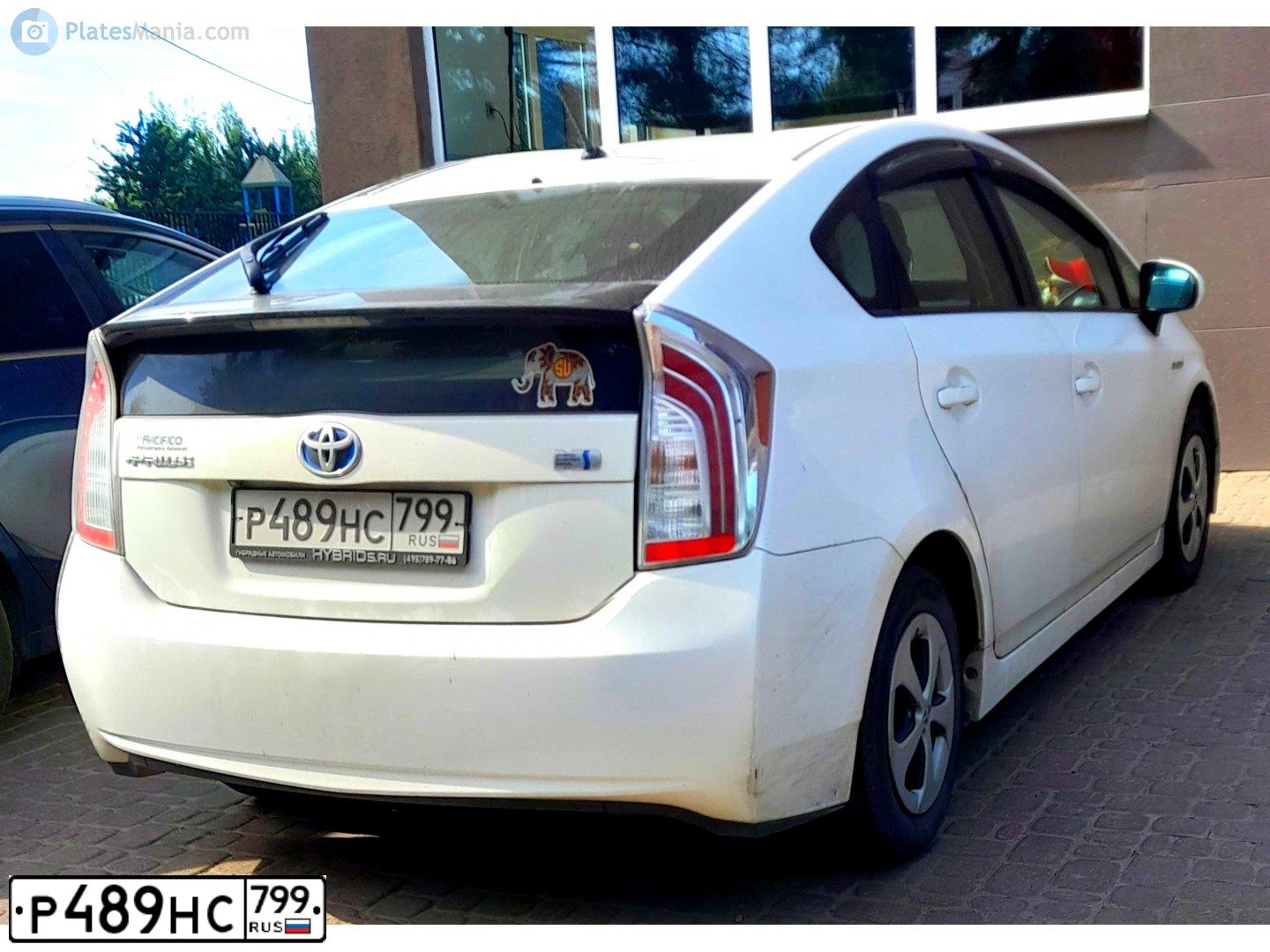 Фото автомобиля TOYOTA PRIUS, 2014 — госномер Р489НС799. Цвет: БЕЛЫЙ
