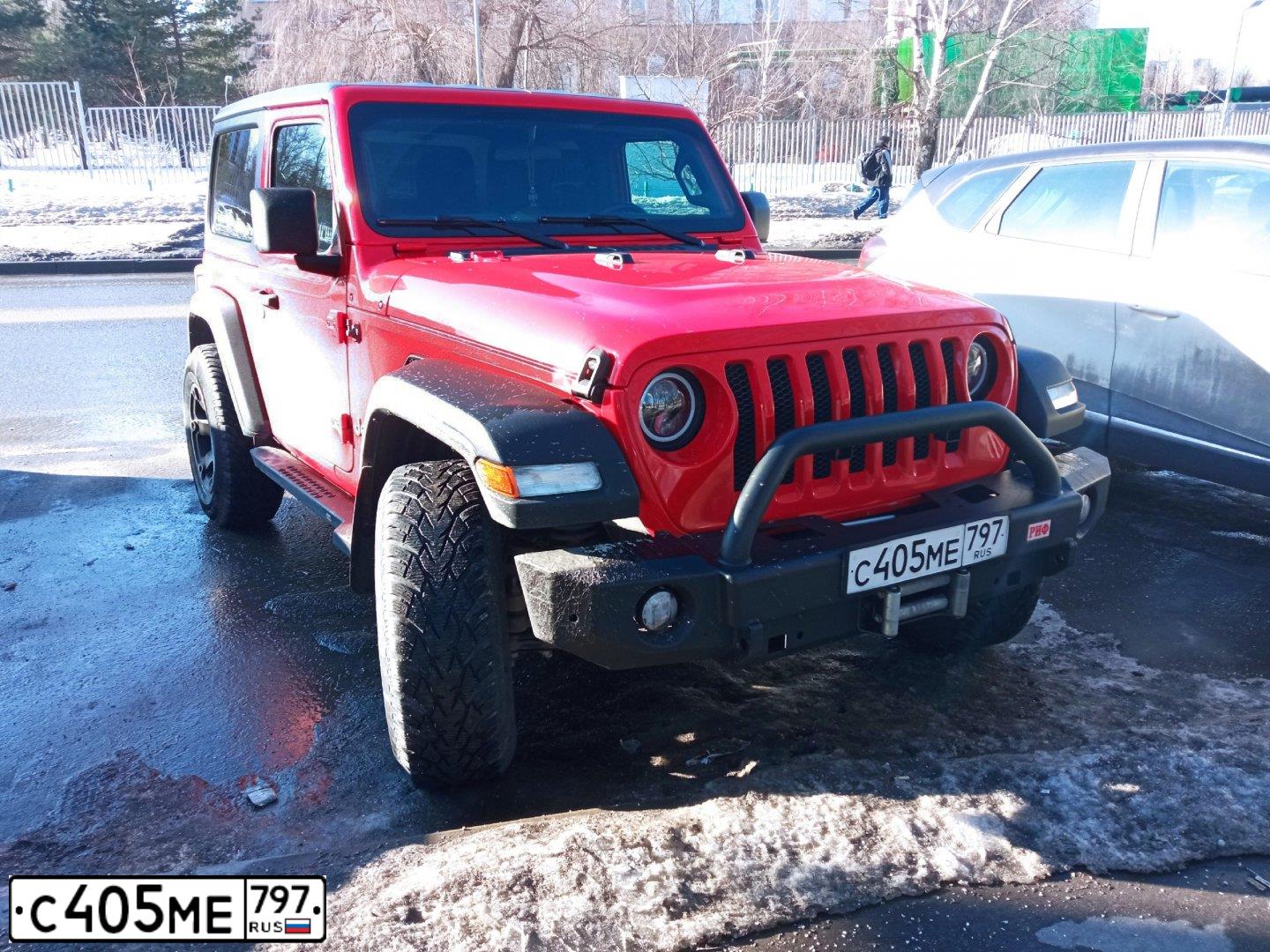 Фото автомобиля JEEP WRANGLER SPORT, 2020 — госномер Р046РУ46. Цвет: Красный
