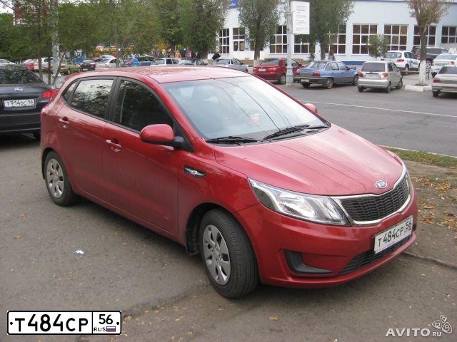 Фото автомобиля KIA RIO, 2012 — госномер Т484СР56. Цвет: Красный
