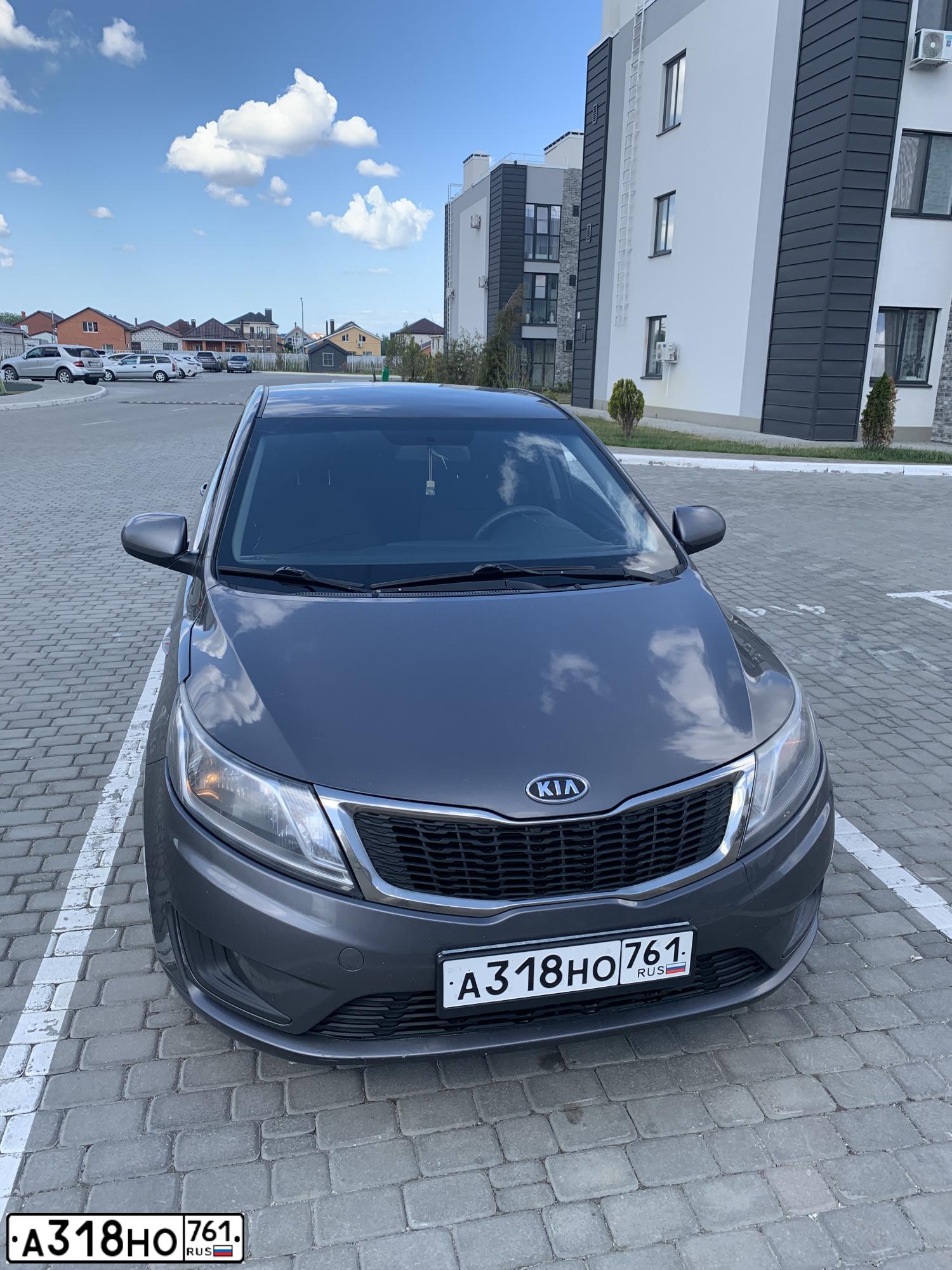 Фото автомобиля KIA RIO, 2012 — госномер А318НО761. Цвет: Серый