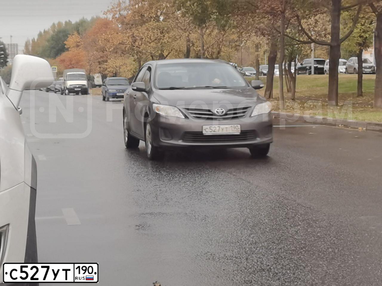 Фото автомобиля TOYOTA COROLLA, 2012 — госномер С527УТ190. Цвет: Серый