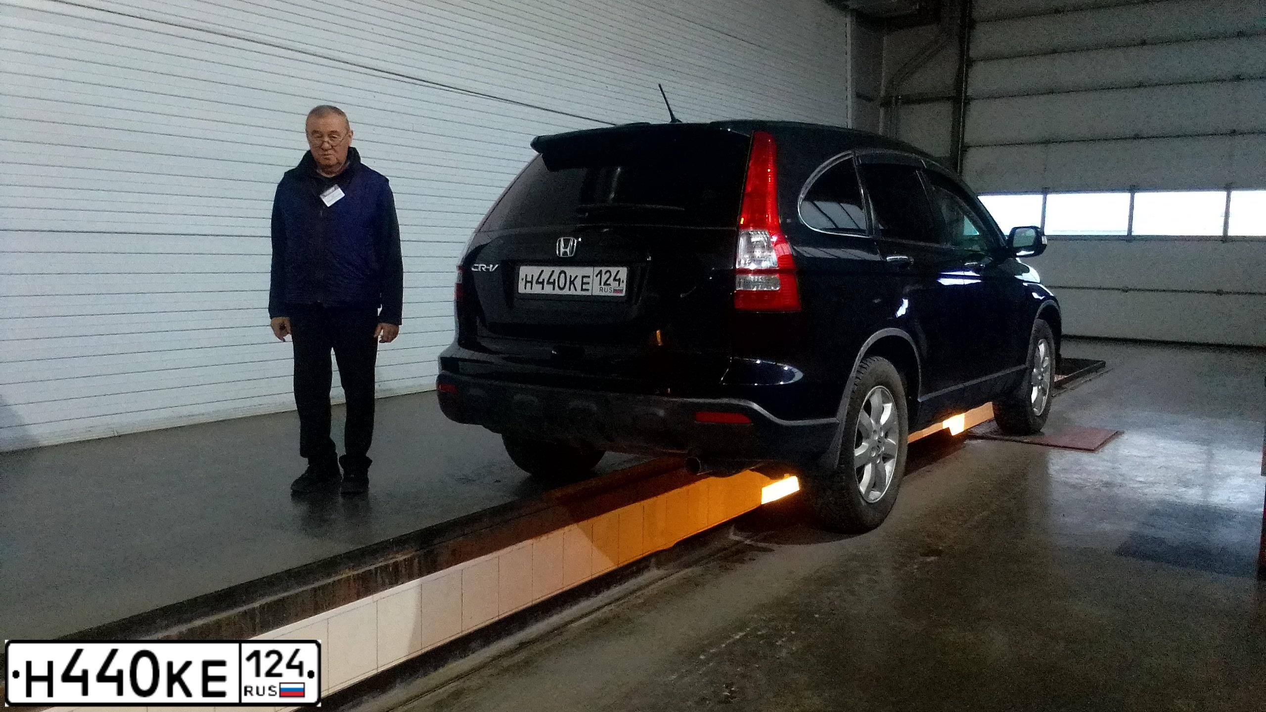 Фото автомобиля HONDA CR-V, 2007 — госномер Н440КЕ124. Цвет: ЧЕРНЫЙ