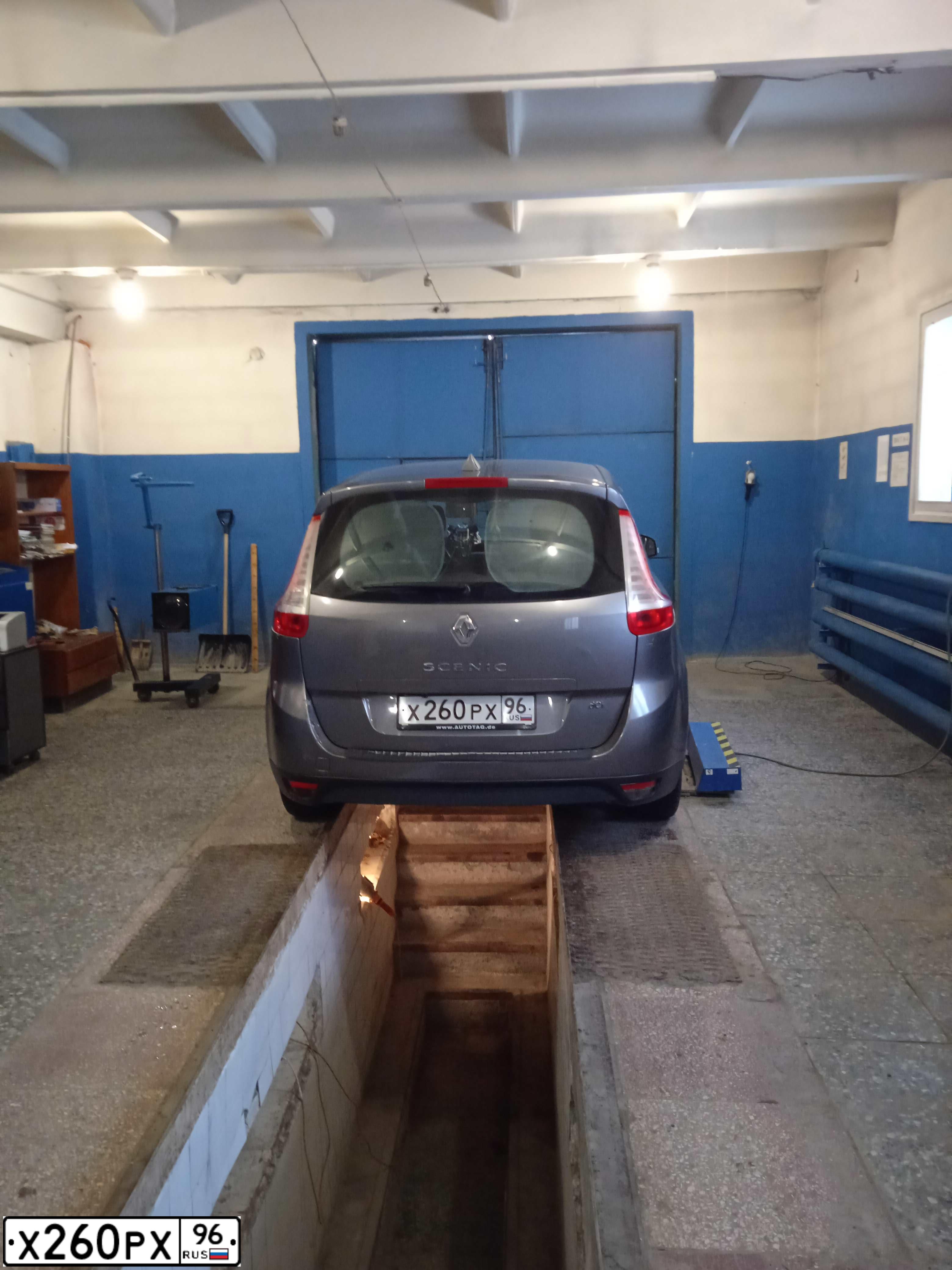 Фото автомобиля RENAULT MEGANE /GRAND/ SCENIC, 2009 — госномер Х260РХ96. Цвет: СЕРЫЙ